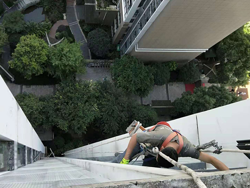 外墻窗戶打膠：在給斷橋鋁門窗打膠的時(shí)候，如果需要在室外才能打膠的話，必須在室外打膠，因?yàn)槿绻銖?qiáng)在室內(nèi)進(jìn)行打膠的話，顯然打出來(lái)的膠會(huì)不均勻，這樣就起不到防水的作用了。其次，在給斷橋鋁門窗打膠的時(shí)候，需要將斷橋鋁門窗邊上的膠帶給處理掉，不要粘在上面就進(jìn)行打膠防水了，這個(gè)也是比較重要的，否則時(shí)間久了之后，膠帶脫膠，防水效果就沒(méi)有了。之后，在給斷橋鋁門窗打膠的時(shí)候，盡可能的使用滿膠，然后用上另外一罐膠繼續(xù)打，這樣打不出來(lái)不美觀之外，還會(huì)出現(xiàn)氣泡，防水效果極差。接著，在給斷橋鋁門窗打膠之前，適當(dāng)?shù)男迯?fù)一下需要打膠的位置，尤其是有一些水泥等藏起來(lái)的物體，因?yàn)槟鞘菚?huì)影響打膠后的效果的，需要處理好再打膠，效果會(huì)好很多。最后，需要處理掉周圍多余的膠，如果出現(xiàn)明顯的氣孔的話，我們只能適當(dāng)補(bǔ)膠，需要用小的頭子來(lái)補(bǔ)膠。