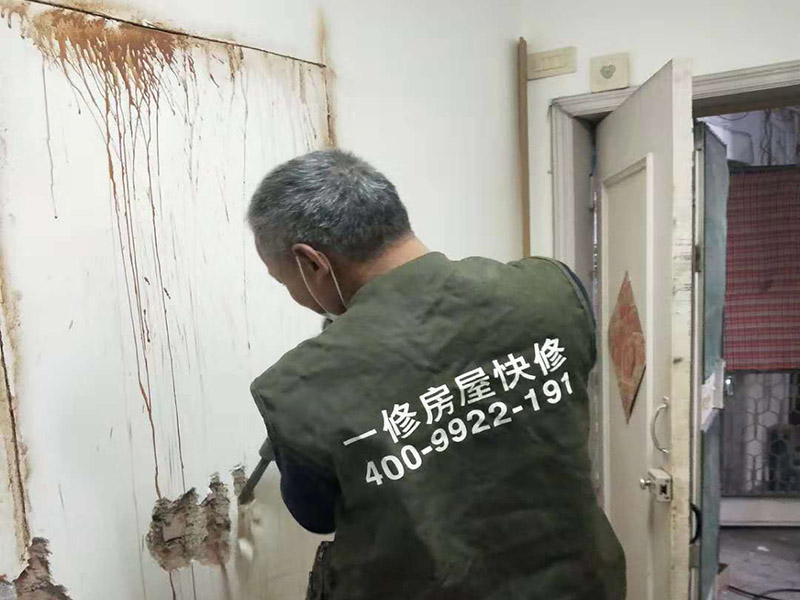 墻面開門洞：把砸去400mm高，寬2340mm的墻，全部用鋼筋混凝土澆筑。內(nèi)配上下各3根直徑12mm的帶肋鋼筋，箍筋直徑6mm，間距200mm，扎好鋼筋放上。支模，注意一側(cè)模板要支成◢形，高度為450，混凝土從該斜口倒入澆筑與斜口平，已高出了圈梁底50mm，即能使其與圈梁底充分咬合。拆模把多余部分鑿除。 應(yīng)在過梁部位先開洞做好過梁，再開門洞，每邊大于100mm，植2根10個(gè)鋼筋交門邊柱作為門垛。鋼筋混凝土過梁在普通磚墻上擱置長度應(yīng)不小于24cm,也就是一磚的厚度，而實(shí)際上門口是38墻，所以過梁一般是38cm； 門洞墻體高建議敲頂部梁面鑿洞再皮皮敲兩邊敲凹凸?fàn)畈孔隽涸倨鲋鎵w直接底洞容易整版墻敲壞松玩且能塌肯定玩洞直接鉆洞。