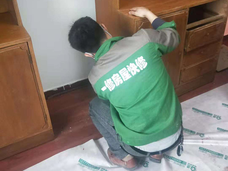 家具刷漆翻新：舊家具刷漆的方法比較簡單，但是在刷漆之前要對原來的表面進(jìn)行打磨，將原有的漆面去掉，可以用砂布進(jìn)行。翻新舊家具有很多需要注意的問題，首先是顏色的選擇，最好選擇和舊家具原有的顏色一致或者相近的顏色，不然翻新的效果可能不是很好。油漆的選擇也比較重要，因為家具翻新一般都是在室內(nèi)進(jìn)行，所以一定要選擇環(huán)保的油漆，以免對室內(nèi)的環(huán)境造成污染。