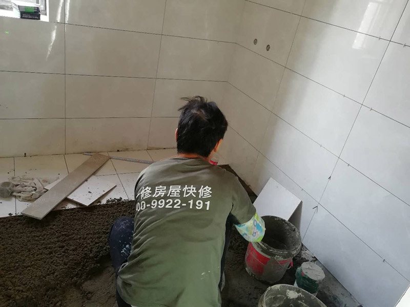 浴室墻磚地磚鋪貼：在鋪貼瓷磚前，我們要先把還沒涂抹水泥的地磚鋪在地上，并敲平，然后在地磚上涂滿水泥，鋪在地面，鋪地磚的過程中要對齊四塊磚的對角位置。   另外，在鋪貼瓷磚時(shí)也要講究鋪貼順序，在鋪地磚時(shí)應(yīng)從內(nèi)向外貼，有坡度或地漏的地方，要注意排水方向找坡，而墻面磚應(yīng)從下往上貼，底層的瓷磚要最后貼，這樣鋪貼出來才美觀，我們鋪完地磚后還要壓地磚。