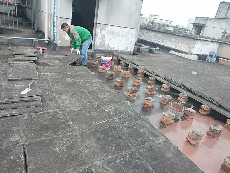 屋面防水施工：涂膜防水層依附于基層，基層質量好壞，直接影響防水涂膜的質量。因而在涂膜施工前，應對基層進行認真的檢查和必要的處理，使之達到涂膜施工的要求。涂料的涂布應采取“先高后低、先遠后近、先立面后平面”的施工順序。同一屋面上先涂布排水比較集中的水落口、天溝、檐口等節(jié)點部位，再進行大面積的涂布。用滾刷或毛刷均勻地涂刷多遍，直到達到規(guī)定的涂膜厚度要求，不得漏底，待涂層干固后，才能進行下一道工序。當多遍涂布時，每遍涂刷方向應與上一遍方向相垂直。