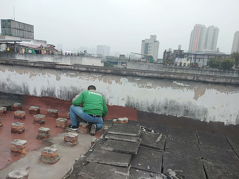 屋面防水施工：涂膜防水層依附于基層，基層質量好壞，直接影響防水涂膜的質量。因而在涂膜施工前，應對基層進行認真的檢查和必要的處理，使之達到涂膜施工的要求。涂料的涂布應采取“先高后低、先遠后近、先立面后平面”的施工順序。同一屋面上先涂布排水比較集中的水落口、天溝、檐口等節(jié)點部位，再進行大面積的涂布。用滾刷或毛刷均勻地涂刷多遍，直到達到規(guī)定的涂膜厚度要求，不得漏底，待涂層干固后，才能進行下一道工序。當多遍涂布時，每遍涂刷方向應與上一遍方向相垂直。