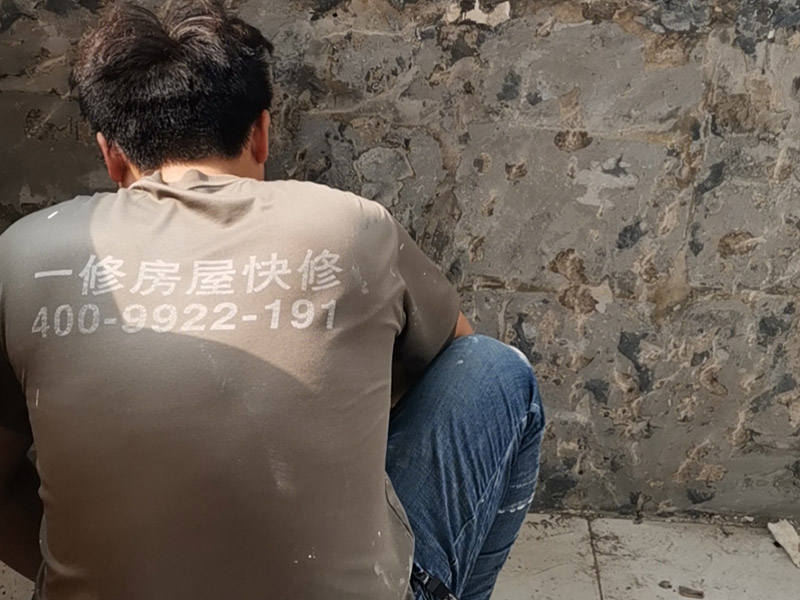 陽臺墻面基層鏟除：第一步：大檢查；鑒別方法是墻面灑水后，用鏟刀刮墻，很難鏟掉的應該是水泥墻面;很容易鏟掉的就是大白粉加膠水的“大白膩子”，由于其易受潮粉化并含有甲醛的工程膠水，需要鏟除。 第二步：封固層處理；首先，清除空鼓，用水浸濕墻面白粉層，鏟掉墻皮。第二，墻面輥刷界面劑清理浮灰，提高附著力。最后，用找平修補砂漿修補空鼓、線槽、孔洞，嵌縫石膏進行溝縫處理。 第三步：厚找平層處理；平整度好的毛坯墻(毛坯房交房規(guī)范平整度在±3毫米)就不需要用找平修補砂漿進行厚找平了，直接用耐水膩子或功能型生態(tài)膩子進行精找平就可以。 第四步：精找平層處理；厚找平層處理完后，就可以批刮