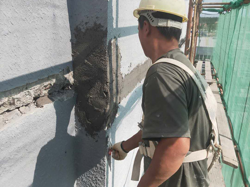 廠房外墻裝修：抹灰前基層表面的塵土，污垢，油漬等清zhi除干凈，并撒水濕潤。當抹灰總厚度≥35mm時，采取加強措施。不同材料基體交接處表面的抹灰，應(yīng)采取防止開裂的加強措施。外墻抹灰工程施工前先安裝鋼木門窗框、護欄等，并應(yīng)將墻上的施工孔洞堵塞密實。室內(nèi)墻面，柱子面和門洞口的陰陽角應(yīng)做法應(yīng)符合設(shè)計要求。設(shè)計無要求時，采用1:2水泥砂漿做暗護角，其高度不低于2m，每側(cè)寬度不小于50mm。