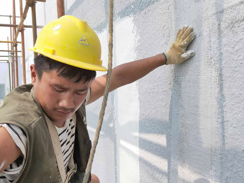 廠房外墻裝修：抹灰前基層表面的塵土，污垢，油漬等清zhi除干凈，并撒水濕潤。當抹灰總厚度≥35mm時，采取加強措施。不同材料基體交接處表面的抹灰，應(yīng)采取防止開裂的加強措施。外墻抹灰工程施工前先安裝鋼木門窗框、護欄等，并應(yīng)將墻上的施工孔洞堵塞密實。室內(nèi)墻面，柱子面和門洞口的陰陽角應(yīng)做法應(yīng)符合設(shè)計要求。設(shè)計無要求時，采用1:2水泥砂漿做暗護角，其高度不低于2m，每側(cè)寬度不小于50mm。