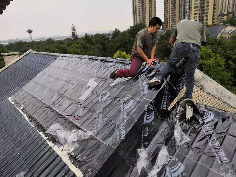 屋面防水卷材鋪貼:1.熱熔法：指采用加熱器熔化防水卷材底層的熱熔膠，實(shí)現(xiàn)卷材與基層粘結(jié)的方法稱為熱熔法。 2.冷粘法：指采用膠結(jié)材料直接實(shí)現(xiàn)防水卷材與基層粘結(jié)的方法稱為冷粘法。 3.自粘法：指采用帶有自粘膠的防水卷材，不需熱加工，也不需另涂膠結(jié)材料，而直接實(shí)現(xiàn)防水卷材與基層粘結(jié)的方法稱為自粘法。 4.熱瀝青法：指采用熱瀝青膠結(jié)材料直接實(shí)現(xiàn)防水卷材與基層粘結(jié)的方法稱為熱瀝青法。 屋面卷材按施工工藝不同可選用滿貼、條粘、點(diǎn)粘和空鋪等方法施工。鋪貼時(shí)應(yīng)同時(shí)將卷材下面的空氣排出，卷材平整，粘結(jié)牢固，接縫處必須滿粘，接縫嚴(yán)密。