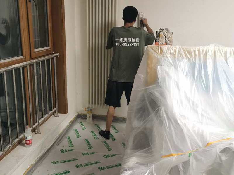 墻面翻新全屋保護：家具搬放到房屋中央，對集中放置的家具進行整體保護，防止因墻面翻新而造成不必要的損壞；地板需要用專業(yè)的保護膜進行保護；對于不能移動的家具和家電，如空調(diào)等進行成品保護；使用專業(yè)的打磨機對墻面進行打磨處理，與一般打磨機不同的是，墻面打磨是無塵打磨，在打磨的過程中不會出現(xiàn)灰塵漫天的情況。尤其需要注意有插座、開關面板的位置，防止灰塵進入。