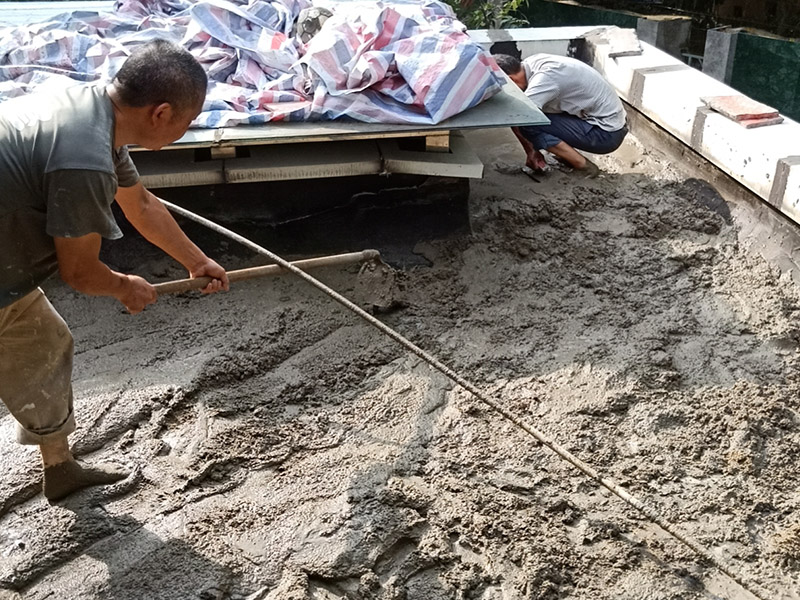 屋頂水泥找平案例：清掃鏟除基層板面的灰疙瘩;沖洗掃刷干凈；拉坡度排水線(xiàn)，做好標(biāo)準(zhǔn)坍餅，按規(guī)定立好分格(分隔縫木條必須浸濕，也可用塑料條)。在板面刷1：4：10的107膠：水：水泥的水泥漿一度。嚴(yán)格按規(guī)定配合比計(jì)量攪拌砂漿，砂漿要隨拌隨用，拌好的砂漿必須在3h內(nèi)用完。施工順序：有高低層的要先粉高層后粉低層，在同一平面要先粉遠(yuǎn)的，后粉近的。，一個(gè)分倉(cāng)內(nèi)的砂漿要一次鋪?zhàn)?，不?zhǔn)留施工縫，用長(zhǎng)括尺刮平拍實(shí)，收水后壓實(shí)抹平。分二次抹壓，表面無(wú)凹凸不平的溝縫、洼坑、麻面和剝離，要保持分格縫周邊的平整。隔12h后充分濕養(yǎng)護(hù)，養(yǎng)護(hù)一般不小于7d，冬期要做好保暖防凍工作，最好在終凝時(shí)噴灑養(yǎng)護(hù)液。