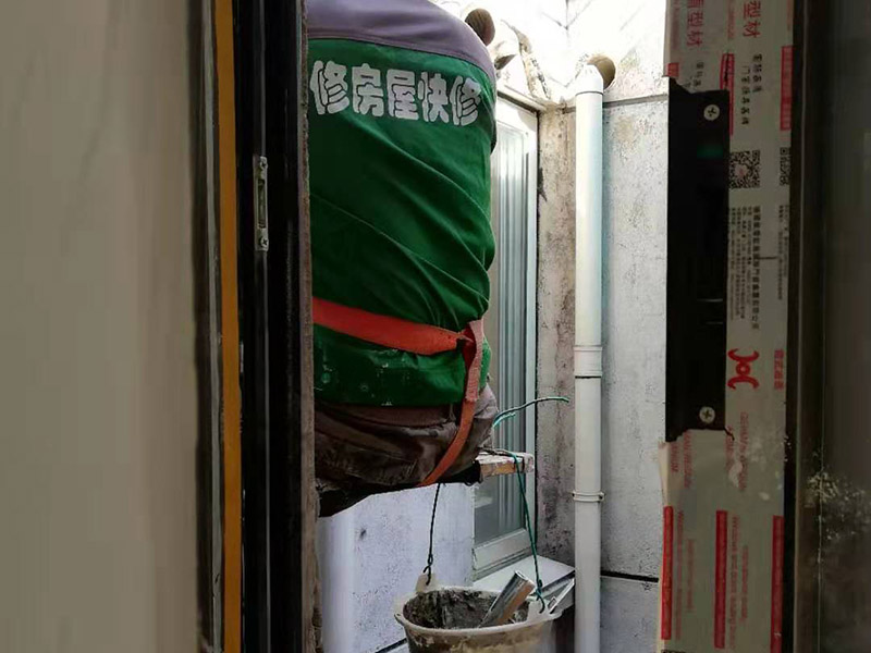 外墻刷防水維修：窗框與墻體接縫防水密封，先后采用泡沫填縫劑和密封材料進行施工。泡沫填縫劑為單組份聚氨酯發(fā)泡填縫材料。密封材料為單組份密封填充防水密封膠。外墻面洞和較大裂縫防水密封前用噴水槍等工具將待治理的外墻面、伸縮縫、窗框等部位清理干凈，使施工的外墻面及縫、孔、洞部位達到無油、無塵土、無水泥松散顆粒等雜物。待其干燥后，將孔、洞、縫用防水密封材料嵌填密實，并達到與原顏色一致，再用快速堵漏靈和透明防水膠膜進行精心施工。