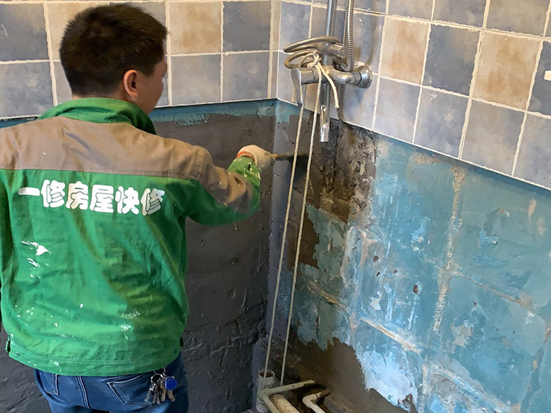 衛(wèi)生間墻地面防水：1.利用水泥砂漿水泥砂漿或豆石混凝土鋪平坡度。訣竅是：地漏附近坡度大，門口附近坡度小。 2.利用管根密封膏封嚴(yán)管線，管線要穿透樓板根部。刷防水涂料時(shí)可以貼1-2層玻璃絲布加強(qiáng)防水性。 3.墻壁表面打磨成干凈平光沒有顆?；覊m，墻壁與地面的交接區(qū)域注意原角和坡角的設(shè)置。 4.聚氨酯防水涂膜由管根和墻角處開始進(jìn)行涂抹，在常溫下經(jīng)過4小時(shí)放干后，再大面積涂抹和刮刷。注意涂料總厚度大于1. 5毫米，不能有漏刮和鼓泡的不良現(xiàn)象。24小時(shí)后立面涂刷下一層，之后再以垂直的方向進(jìn)行二次涂刷。最后涂膜半固化，拋甩粗砂粒方便與水泥砂漿融合。 5.防水層的設(shè)置與具體區(qū)域有關(guān)。防水地面的防水層應(yīng)高出地面200寬，地面防水層應(yīng)超出衛(wèi)生間門口以外300寬。而又淋浴的衛(wèi)生間墻面防水層則應(yīng)設(shè)置為高出地面1800寬。 6.展開閉水實(shí)驗(yàn)的時(shí)候，先完成防水工作再利用包立管方法。之后再局部進(jìn)行防水。閉水試驗(yàn)也可為了避免破壞地面防水層而免做。