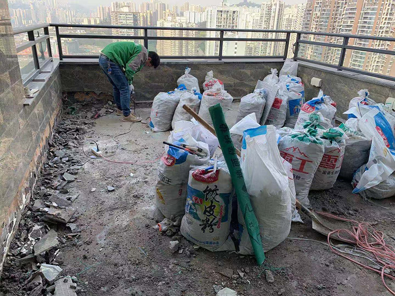 頂面瓷磚拆除建渣裝袋：漏水有可能是地面的防水有斷裂，可以把地面的磚縫用防水涂料重新涂一下。如果已經(jīng)影響到樓下了，這樣處理的效果可能不會太好，因為斷裂的不是瓷磚而是防水層，而水在瓷磚下面是流動的，所以光堵一兩個磚縫肯定還會漏水。 最好的方法是將原來的瓷磚和防水層都拆除掉，重新做防水層，重新鋪磚?？梢詫⒌孛婧蛪γ娴姆浪坎鸪w翻新；也可以把地面的拆除，墻面只拆除從地面往上的兩片磚，在墻面兩片磚以下的部分做防水。