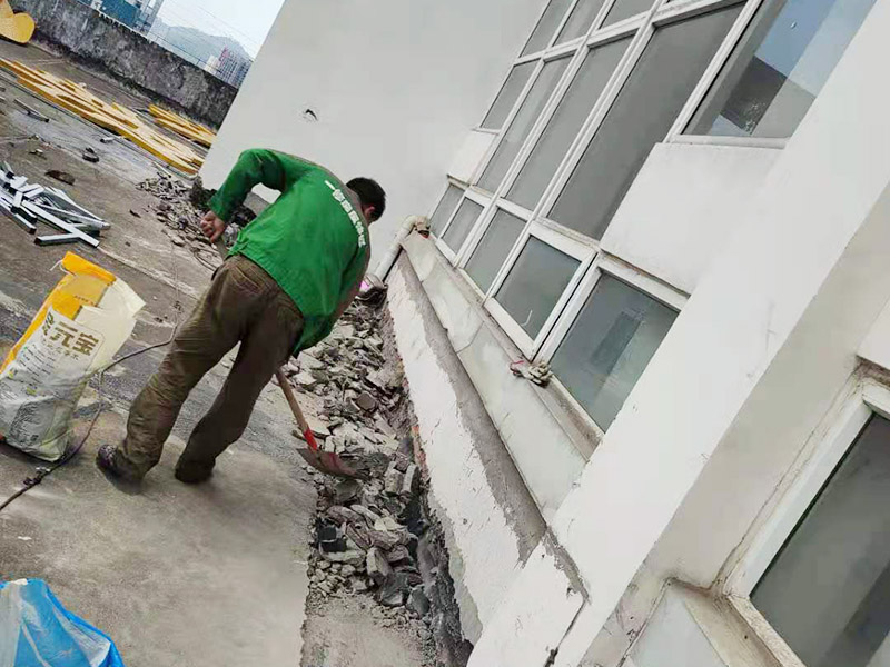 屋頂鏟除建渣裝袋：涂膜防水層依附于基層，基層質(zhì)量好壞，直接影響防水涂膜的質(zhì)量。因而在涂膜施工前，應(yīng)對(duì)基層進(jìn)行認(rèn)真的檢查和必要的處理，使之達(dá)到涂膜施工的要求。涂料的涂布應(yīng)采取“先高后低、先遠(yuǎn)后近、先立面后平面”的施工順序。同一屋面上先涂布排水比較集中的水落口、天溝、檐口等節(jié)點(diǎn)部位，再進(jìn)行大面積的涂布。