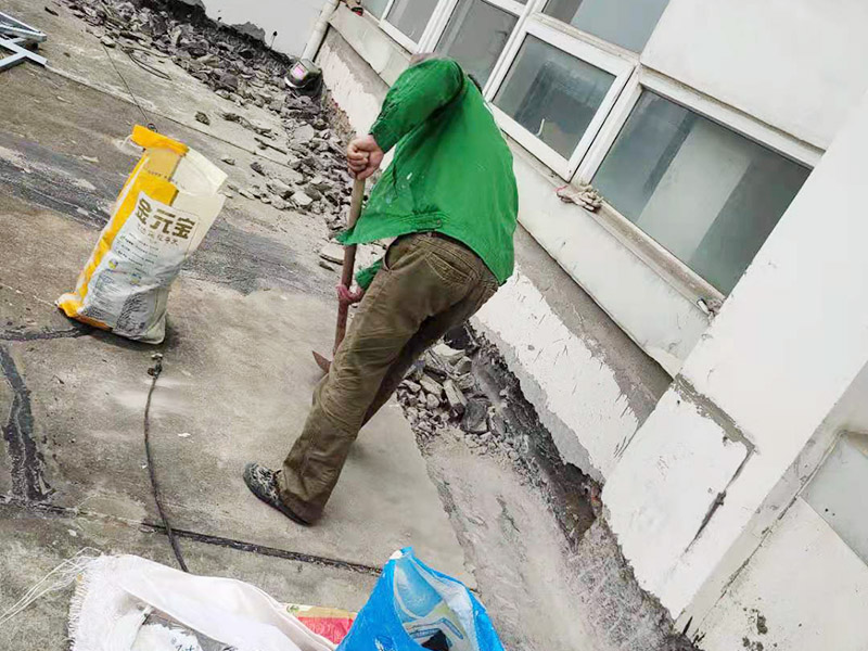 屋頂鏟除建渣裝袋：涂膜防水層依附于基層，基層質(zhì)量好壞，直接影響防水涂膜的質(zhì)量。因而在涂膜施工前，應(yīng)對(duì)基層進(jìn)行認(rèn)真的檢查和必要的處理，使之達(dá)到涂膜施工的要求。涂料的涂布應(yīng)采取“先高后低、先遠(yuǎn)后近、先立面后平面”的施工順序。同一屋面上先涂布排水比較集中的水落口、天溝、檐口等節(jié)點(diǎn)部位，再進(jìn)行大面積的涂布。