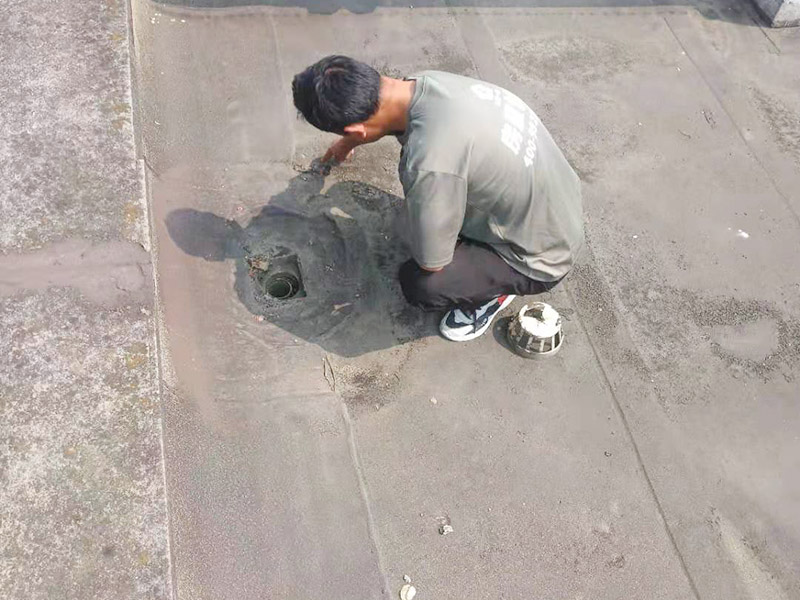 屋面排水口維修：涂膜防水層依附于基層，基層質(zhì)量好壞，直接影響防水涂膜的質(zhì)量。因而在涂膜施工前，應(yīng)對(duì)基層進(jìn)行認(rèn)真的檢查和必要的處理，使之達(dá)到涂膜施工的要求。涂料的涂布應(yīng)采取“先高后低、先遠(yuǎn)后近、先立面后平面”的施工順序。同一屋面上先涂布排水比較集中的水落口、天溝、檐口等節(jié)點(diǎn)部位，再進(jìn)行大面積的涂布。用滾刷或毛刷均勻地涂刷多遍，直到達(dá)到規(guī)定的涂膜厚度要求，不得漏底，待涂層干固后，才能進(jìn)行下一道工序。當(dāng)多遍涂布時(shí)，每遍涂刷方向應(yīng)與上一遍方向相垂直。