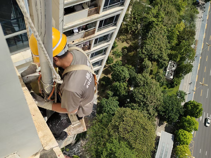 外墻高空作業(yè)：高空作業(yè)需要知道的小知識：高于地面2米以上(含2米)，且為懸空的高度作業(yè)是為高空作業(yè)。 安全措施需要注意這些點(diǎn)：高空作業(yè)人員必須正確佩帶安全帽，必須系好安全帶，并掛在牢固處(高掛低用)。高空作業(yè)嚴(yán)禁上下拋物，小型工具、配件用工具包盛裝或使用吊籃吊裝。檢查腳手架的扣件是否完好、螺栓是否擰緊;必須佩帶安全帶并掛牢(可拴在護(hù)欄上)。