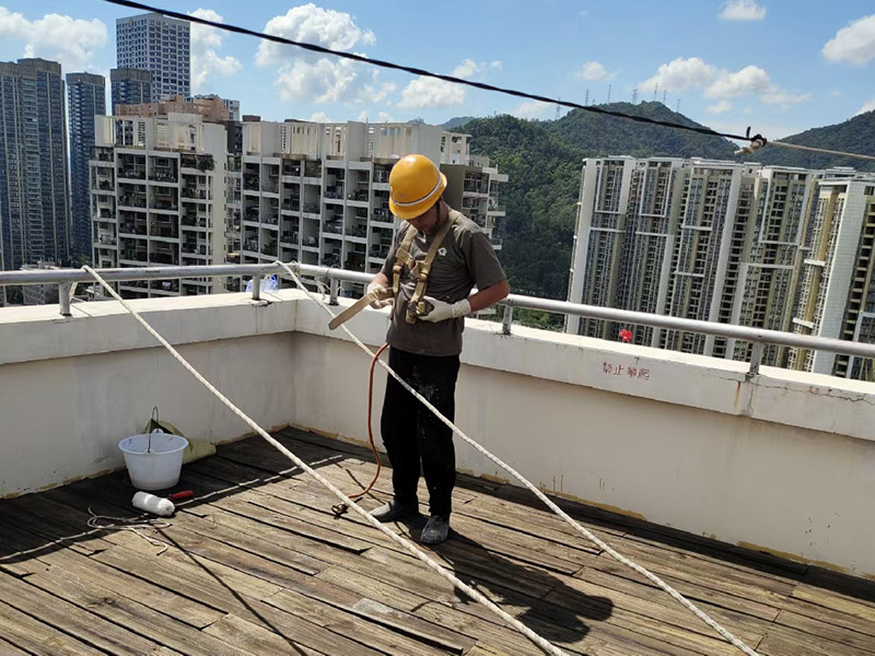 外墻高空作業(yè)：高空作業(yè)需要知道的小知識：高于地面2米以上(含2米)，且為懸空的高度作業(yè)是為高空作業(yè)。 安全措施需要注意這些點(diǎn)：高空作業(yè)人員必須正確佩帶安全帽，必須系好安全帶，并掛在牢固處(高掛低用)。高空作業(yè)嚴(yán)禁上下拋物，小型工具、配件用工具包盛裝或使用吊籃吊裝。檢查腳手架的扣件是否完好、螺栓是否擰緊;必須佩帶安全帶并掛牢(可拴在護(hù)欄上)。