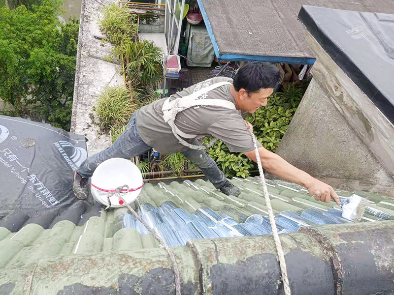 屋面防水卷材后刷防水：防水層鋪貼之前，所有其它工程必須施工完畢，然后清理基層?；鶎颖仨毱秸?、堅(jiān)固、無(wú)松動(dòng)、起砂、起鼓、 凹凸和裂縫，而且防水一般都是兩遍，最好是卷材防水和涂料防水一起做，這樣最保險(xiǎn)，在基層先均勻涂刷基層處理劑一層。待基層處理劑干燥后,可涂刷膠粘劑，應(yīng)一次涂刷均勻。將卷材按預(yù)定位置放好后開(kāi)始鋪貼，用膠粘劑粘平，干燥數(shù)分鐘后用壓輥壓實(shí)。